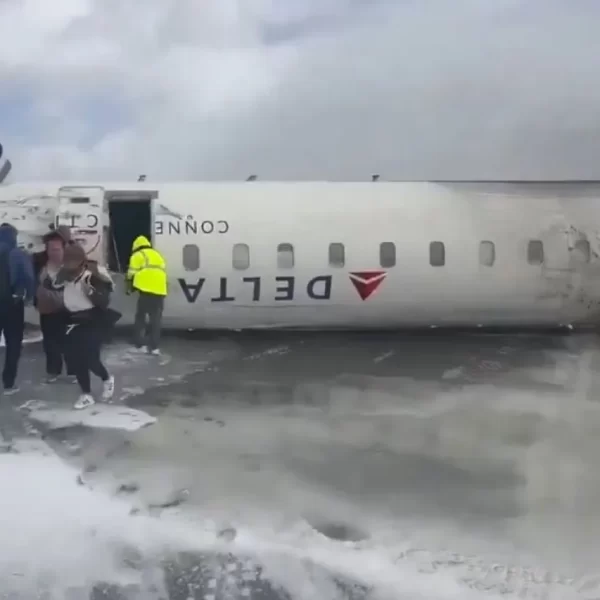 Avión de Delta Airlines se voltea al aterrizar en aeropuerto de Toronto