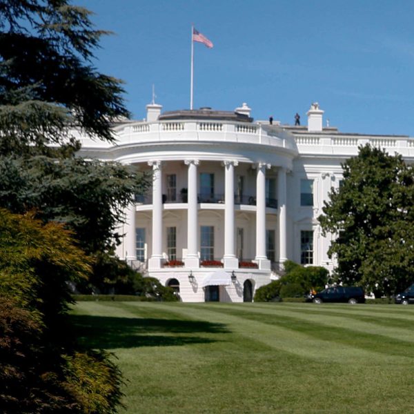 Reportan disparos cerca de parque frente a la Casa Blanca